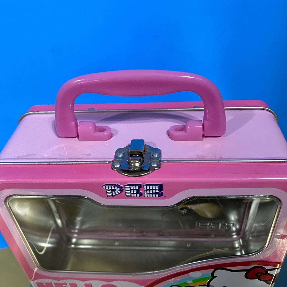 HELLO KITTY 2010 EMBOSSED METAL TOTE w/HANDLE & LATCH PEZ CASE, PLASTIC WINDOW - Picture 12 of 15